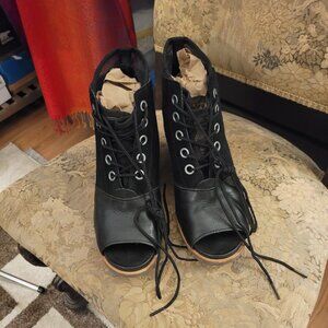 Beautiful Laced Open-toed Sorel Wedges